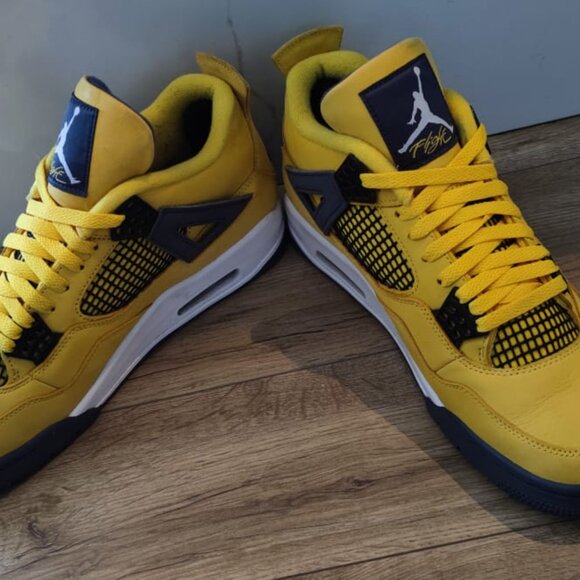 Jordan 4 Retro Lightning (2021) - Picture 3 of 8